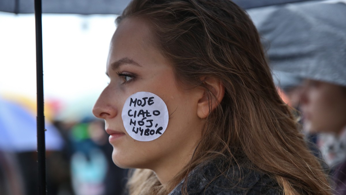 Człowiek w okresie prenatalnym powinien być objęty specjalną troską, a nie eliminowany - powiedział wczoraj abp Henryk Hoser. Ocenił, że warszawski protest przeciwko zaostrzeniu przepisów dot. aborcji był "smutny i ponury".