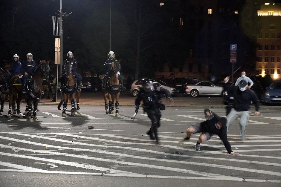 Mladić se još nije našao na zemlji, a policajci su se pripremili da ga udare