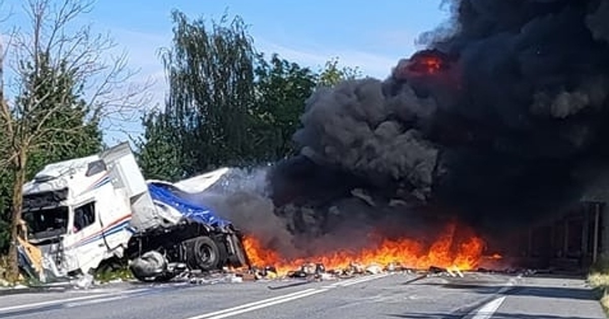 Tragiczny wypadek pod Kłodawą. Dwa tiry i bus w ogniu, nie żyje jedna osoba