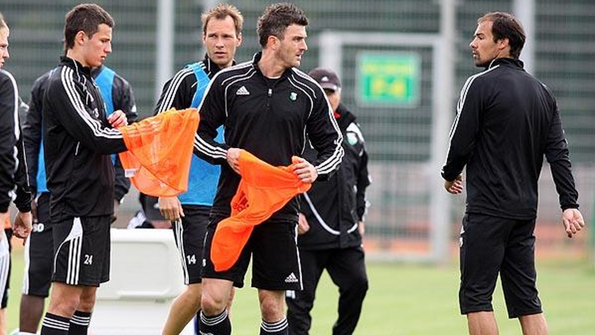 Legia Warszawa rozpoczęła przygotowania do sezonu. Na zajęciach brakowało reprezentantów i Danijela Ljuboi. Z Legią trenował natomiast Michał Żewłakow.