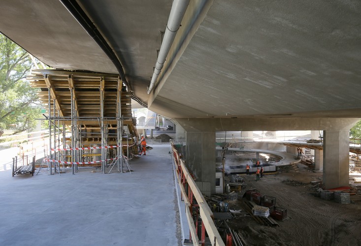 'Bardzo szybki projekt, niełatwy, ale wszystko idzie zgodnie z planem, zgodnie z harmonogramem. Cieszymy się, że to kolejny most dostosowany do potrzeb osób na rowerach jak również dla pieszych - podkreśliła.<br><br> fot. (cat) PAP/Paweł Supernak