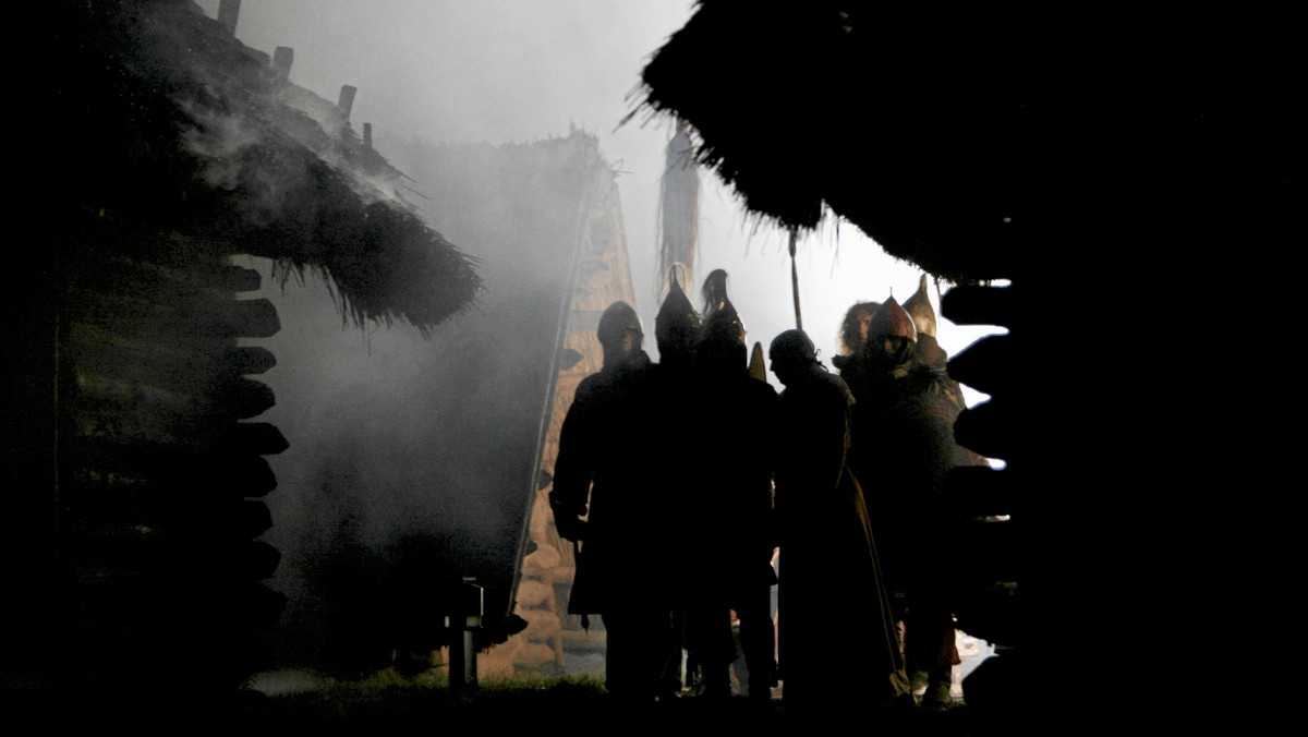 Kilka grup rekonstrukcyjnych przez kilkanaście godzin w skansenie archeologicznym Karpacka Troja w Trzcinicy k. Jasła (Podkarpackie) przypomni jutro obrzędy i zwyczaje Słowian. Między VIII a XI w. był tam centralny gród jednego z plemion słowiańskich.