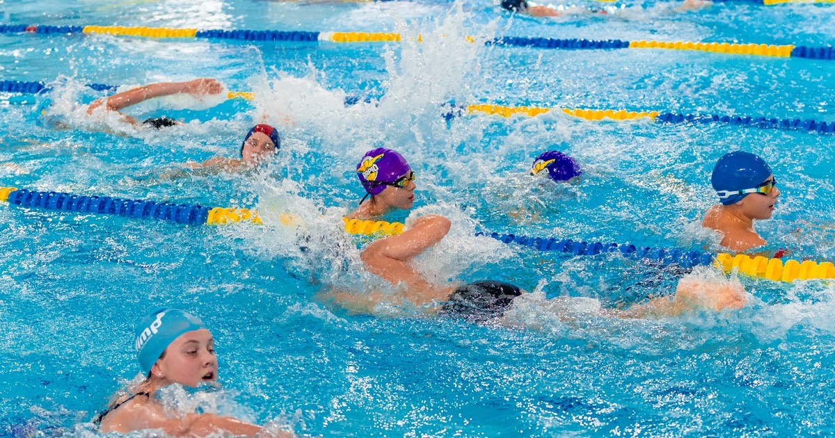 Rekordowa charytatywna sztafeta pływacka! 28 szkół i dziewięć basenów