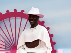 Po co komu spodnie na czerwonym dywanie...? Rozbrajająca stylizacja gwiazdora na brytyjskiej premierze "Barbie" [FOTO]