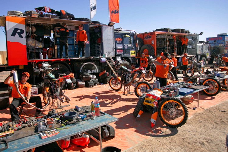 Dwie ciężarówki z napędem 6x6 transportują mechaników, opony i części