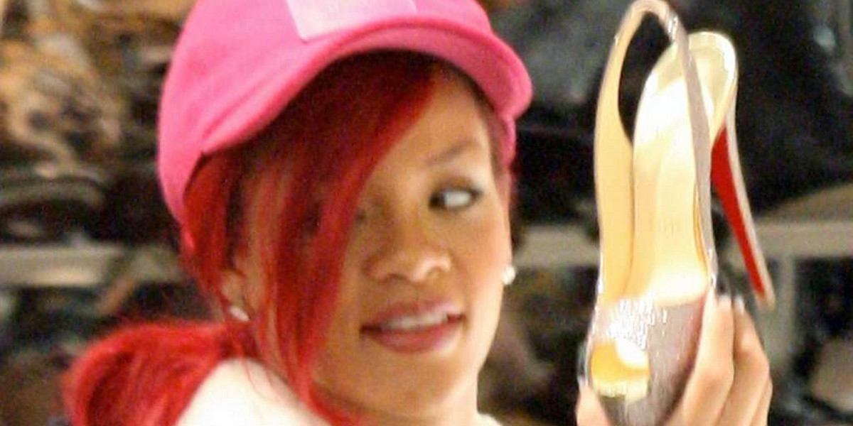 Rihanna kupuje buty pod kolor czapki