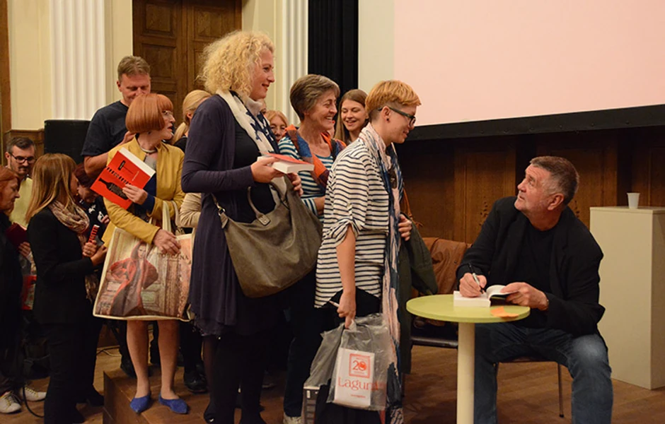 Rajko Grlić na beogradskoj promociji potpisuje primerke svoje knjige "Neispričane priče"