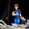 Palestinski dečak na ivici srušene zgrade u Gazi | Foto: REUTERS/Dawoud Abu Alkas