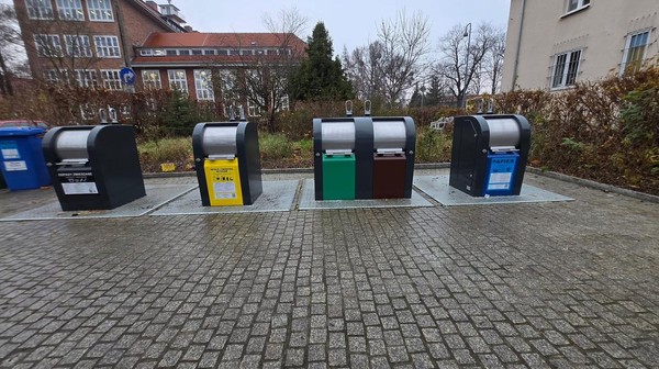 Dotychczas w ramach budowy miejsc zbiórki odpadów zrealizowano prace w 16 lokalizacjach. W sześciu pojawiły się pojemniki podziemne, a w dziesięciu postawiono pergole. Koszt to ponad 2,250 tys. zł.