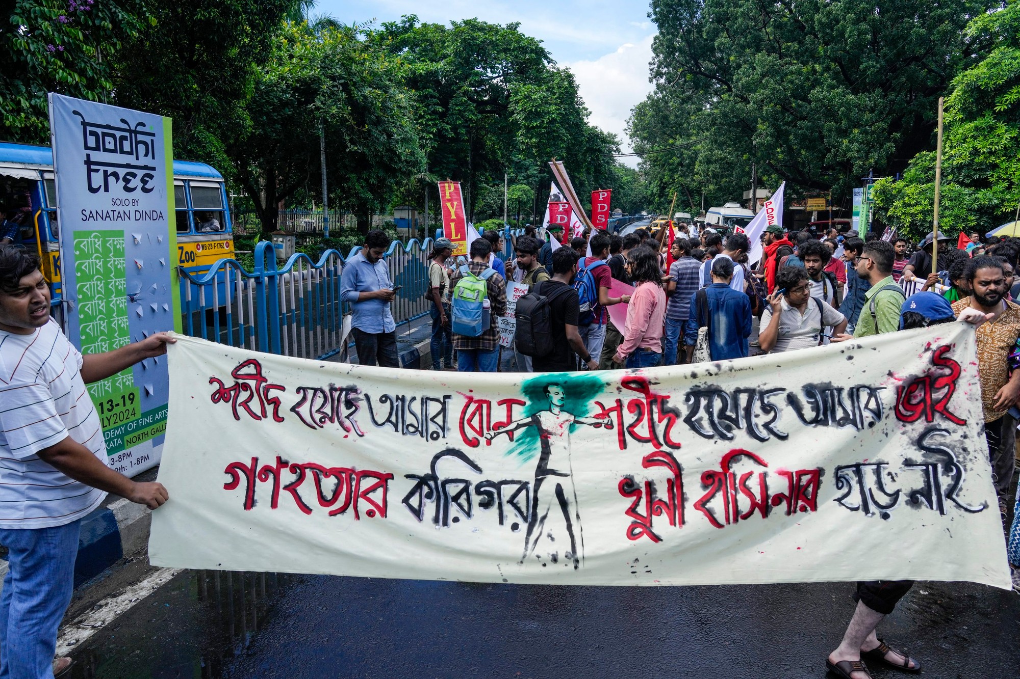Bangladéš oznámil zavedenie zákazu vychádzania a nasadenie vojenských jednotiek po niekoľkodňových protestoch.