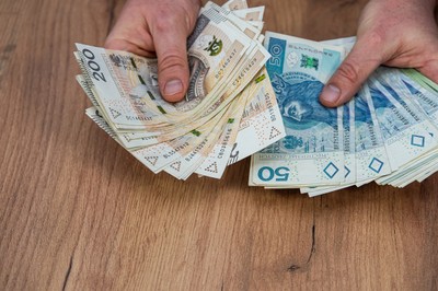 9600 zł rocznie na osobę. Nie przegap tego świadczenia. Możesz je stracić!