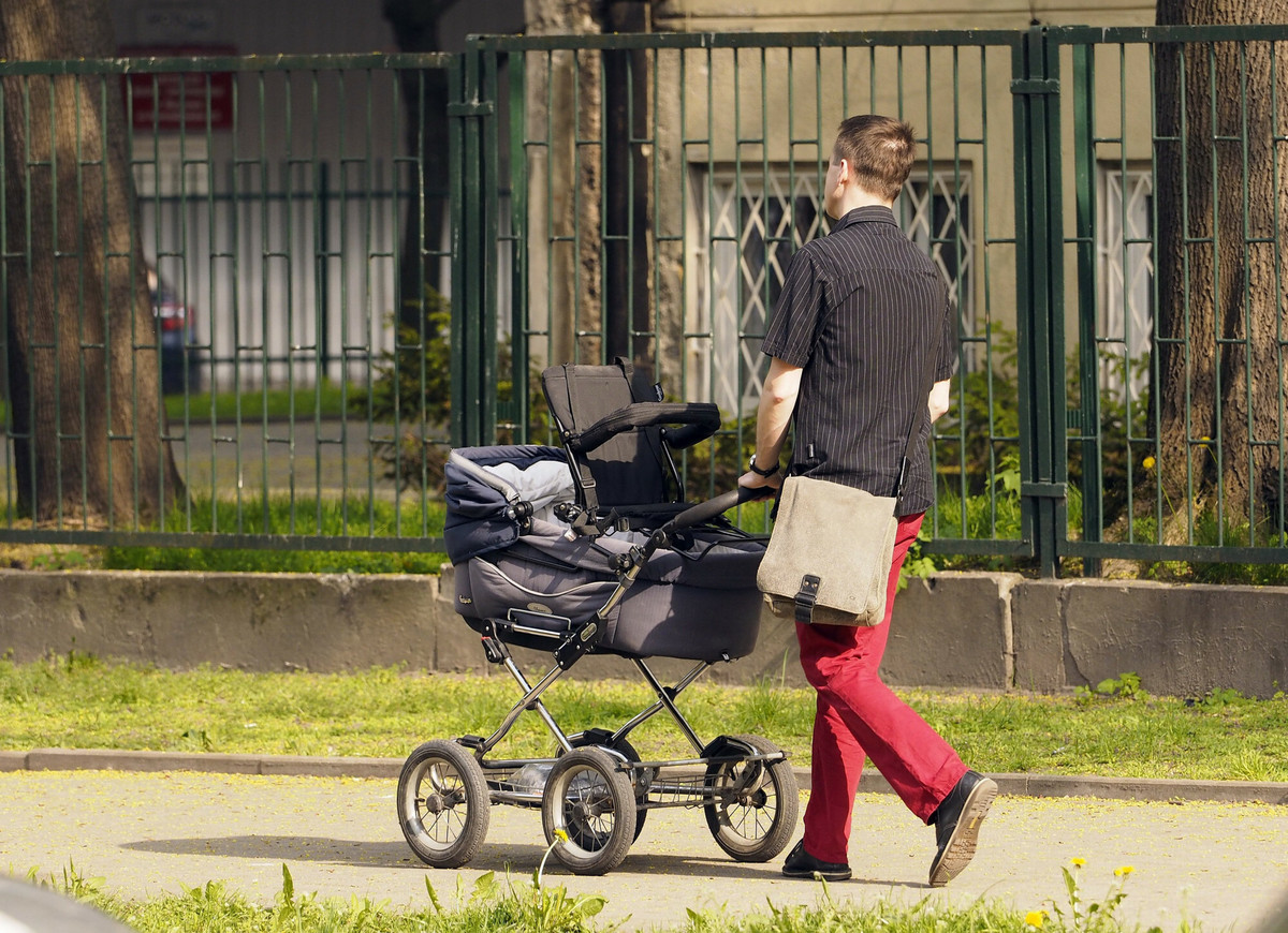 Urlopy rodzicielskie dla ojców coraz popularniejsze? Liczby ujawniają prawdę