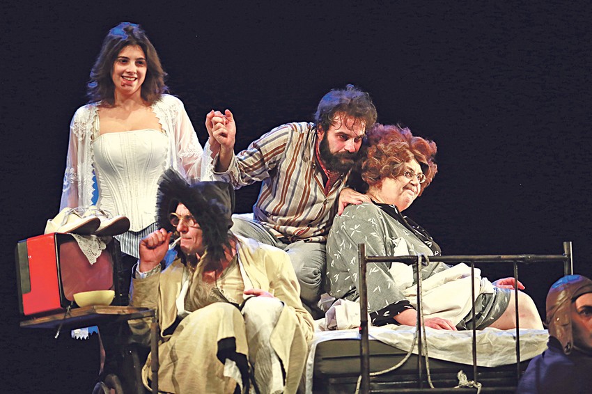 Crnohumorna priča o brojnoj porodici koja živi u pretrpanoj straćari na obodu grada