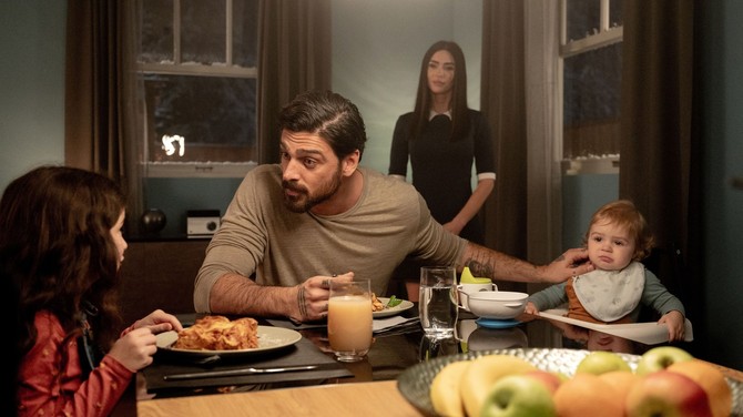 Mikele Morone i Megan Fox u filmu "Subservience"