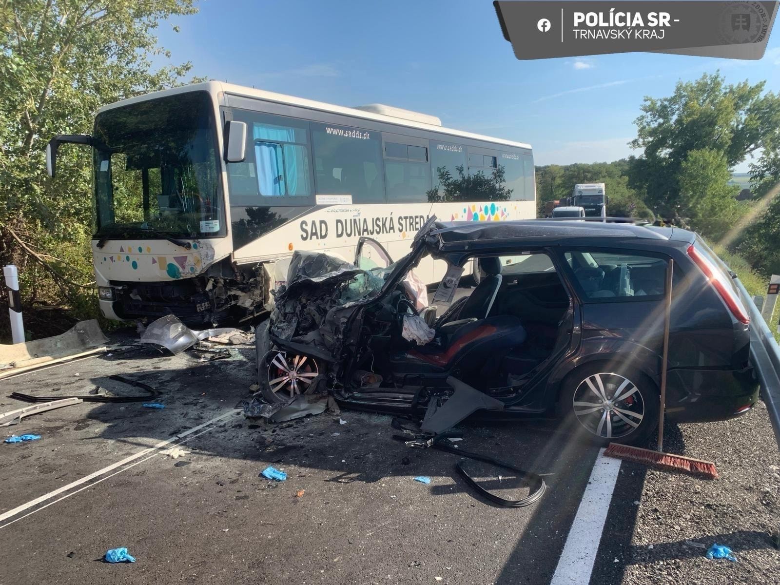 Pri nehode sa zranili tri osoby. 