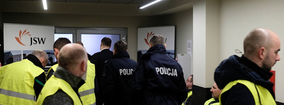 Związkowcy i policjanci w siedzibie Jastrzębskiej Spółki Węglowej. Jastrzębie Zdrój, 10 stycznia 2019 r.