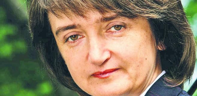 <strong>Miejsce 43. Maria Wasiak, minister infrastruktury i rozwoju</strong> 
<br /><br />

To jedna z najpotężniejszych kobiet w Polsce: od niej zależy, w jakim tempie miliardy euro będą pompowane w drogi, koleje, lotnictwo oraz porty morskie.
Projekt rządowego programu kończonego przez ekipę Wasiak zakłada, że na budowę nowych dróg trafi w sumie do 2023 r. – łącznie z wkładem krajowym – prawie 95 mld zł. Ma to wystarczyć na 1,8 tys. km autostrad i ekspresówek. Od Wasiak zależy także, czy zostanie dotrzymana zapowiedź wprowadzenia w 2017 r. elektronicznego systemu poboru opłat na autostradach. Na razie, po odejściu z resortu Elżbiety Bieńkowskiej, prace nad tym uległy spowolnieniu. To minister Wasiak ratuje – i jeszcze przez 11 miesięcy będzie ratować – pieniądze na kolej w ramach starego budżetu, które są do wydania tylko do końca tego roku (na razie Bruksela zrefundowała spółce PKP PLK niewiele ponad 1/3 z dostępnej puli). Deweloperka też wisi u klamki minister, oczekując sprecyzowania formy wsparcia dla budownictwa mieszkaniowego. Przed resortem kluczowe decyzje o nowym kształcie projektu MdM. Nowelizacja jest w przygotowaniu. (maj) 
<br /><br />