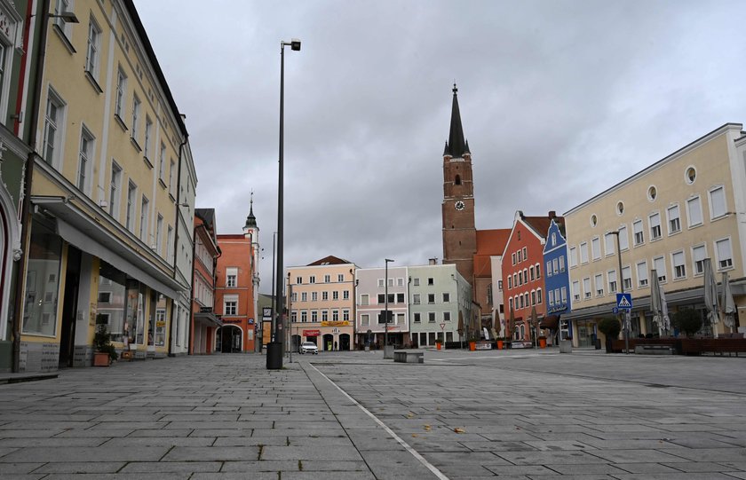 Zamykane szkoły, sklepy i godzina policyjna. Tymi restrykcjami będą hamować koronawirusa