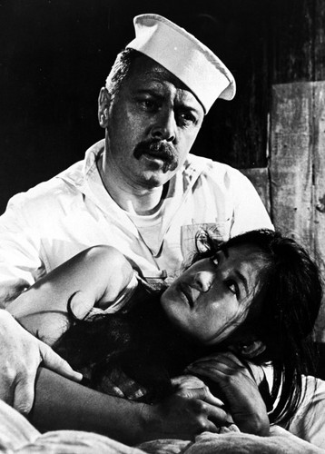 Richard Attenborough w filmie 'Ziarna piasku'