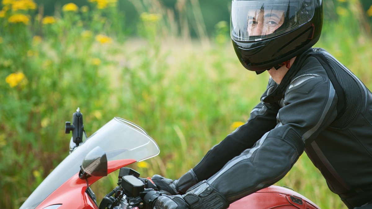 Sulęcińska policja informuje o nagminnym przekraczaniu prędkości przez motocyklistów. Podczas pełnienia służby, funkcjonariusze z Wydziału Ruchu Drogowego zatrzymali mężczyznę, który poruszał się z prędkością 208 km/h. Na lubuskich drogach doszło też do pierwszych śmiertelnych wypadków z udziałem wielbicieli dwóch kółek.