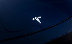 Tesla wstrzymuje produkcję w Niemczech. Powodem konflikt na Morzu Czerwonym