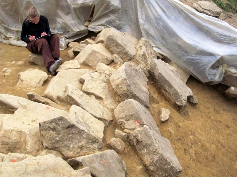 Archeolog przy pracy. Dokumentacja bloków kamiennych tworzących lico muru (fot. M. Przybyła)