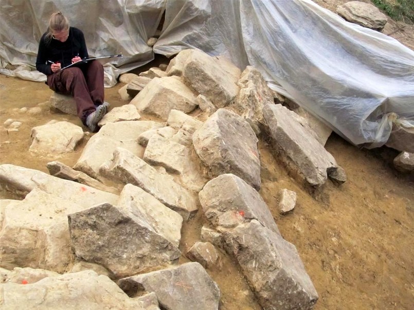 Archeolog przy pracy. Dokumentacja bloków kamiennych tworzących lico muru (fot. M. Przybyła)