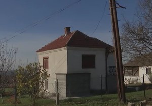 Kuća u Obrenovcu u kojoj vozila uleću u dvorište