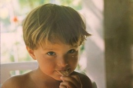 Devojčica sa slike je ŽIVELA U STAROJ SOBI I HRANILA SE U MENZI: Danas je udata za MOĆNOG SRBINA MILIONERA, zna je ceo svet, a njeni stavovi često izazivaju bure