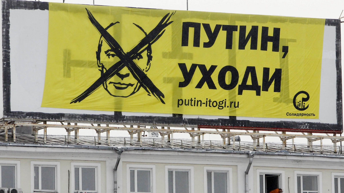 Gigantyczny baner o powierzchni 140 metrów kwadratowych z napisem "Putin, odejdź" wisiał w środę przez ponad godzinę naprzeciw Kremla; poza napisem na żółtym banerze widniał rysunek twarzy premiera Władimira Putina przekreślony na krzyż.