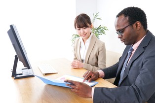 Badanie: Na początku pandemii liczba ofert pracy spadła. Od czerwca ogłoszeń stale przybywa