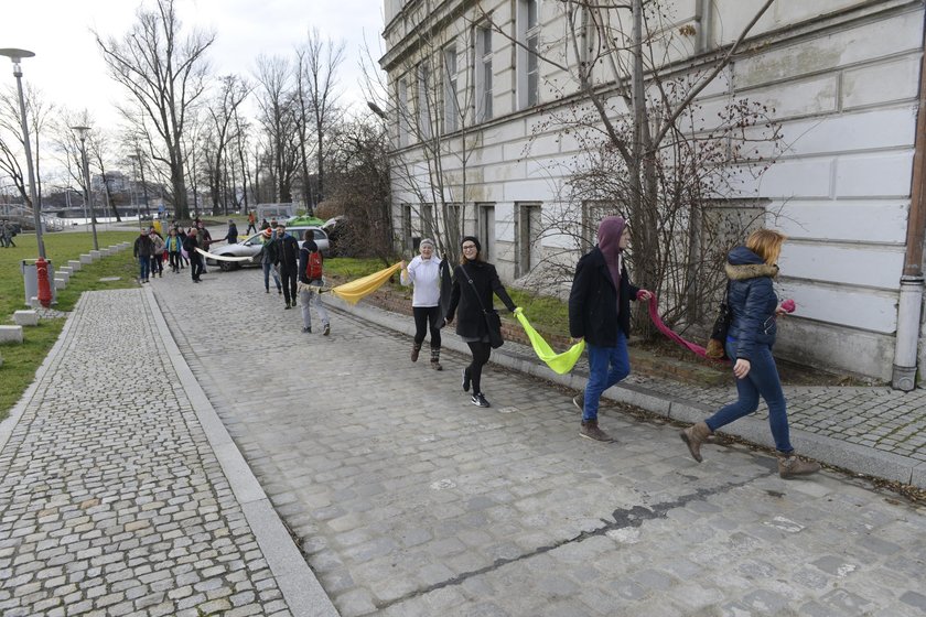 Aktywiści opasali kamienicę łańcuchem „z siebie” i szalików