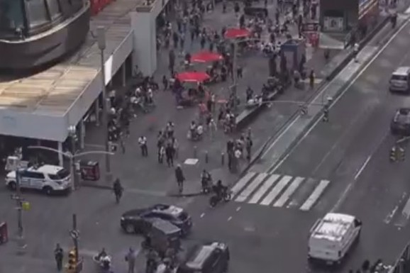(VIDEO) PUCNJAVA NA TAJMS SKVERU! Izbila masovna tuča, tinejdžer ispalio hitac, ljudi i turisti PANIČNO BEŽE