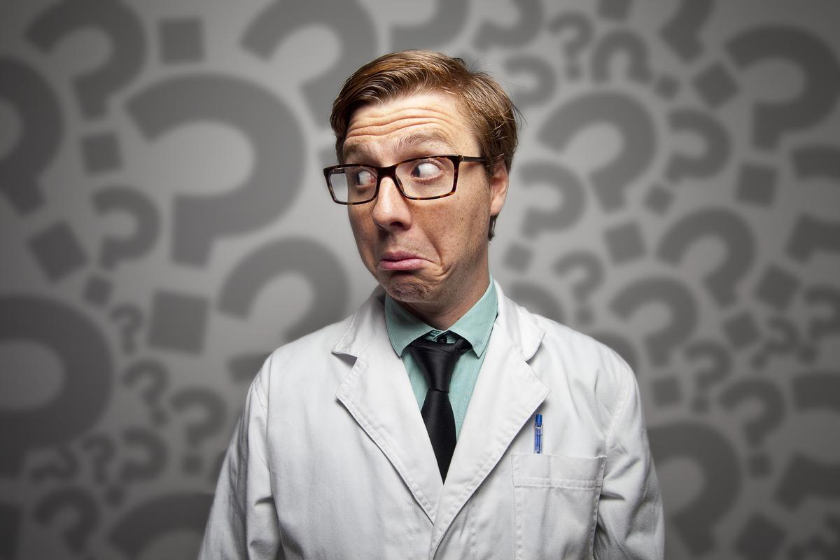 Scientist doctor. сумасшедший ученый. человек с микроскопом. доктор ученый. врач ученый в зеленом костюме сток.