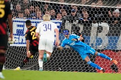 Grabara obronił rzut karny. Szczęsnemu piłka dwa razy po rękach wpadła do siatki [WIDEO]