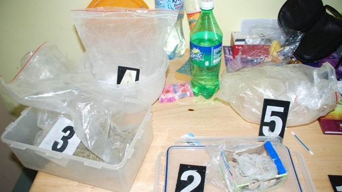 Kryminalni z Piły zatrzymali sześć osób zamieszanych w handel środkami odurzającymi.  Podczas przeszukania śledczy zabezpieczyli blisko 600 gramów różnego rodzaju narkotyków.