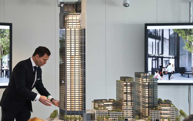 Budowa, która już się rozpoczęła, będzie realizowana w trzech niezależnych etapach. Pierwsza będzie część Varso 1, obejmująca m.in. 80-m biurowiec, która powstanie do 2018 r. Budowa wieży ma zacząć się za ok. 5 miesięcy.  Cały kompleks będzie miał 140 tys. m2 powierzchni użytkowej, w tym ok. 7 tys. m2 usług i handlu.