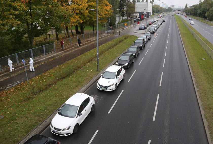 Gigantyczna kolejka w Warszawie. Kierowcy czekają na zrobienie testu