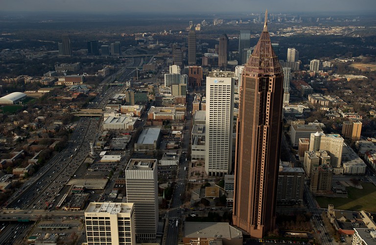 Bank of America Plaza w Atlancie. Wysokość: 312 metrów, 55 pieter. Na chwilę przenosimy się poza Nowy Jork i Chicago. Bank of America Plaza jest najwyższym budynkiem na półkuli zachodniej znajdującym się poza tymi dwiema metropoliami. Ukończono go w 1992 roku w bardzo szybkim tempie 14 miesięcy – to jedna z najszybciej wzniesionych 300-metrowych konstrukcji w historii. Iglica budynku w większej części pokryta jest 23-karatowym złotem.