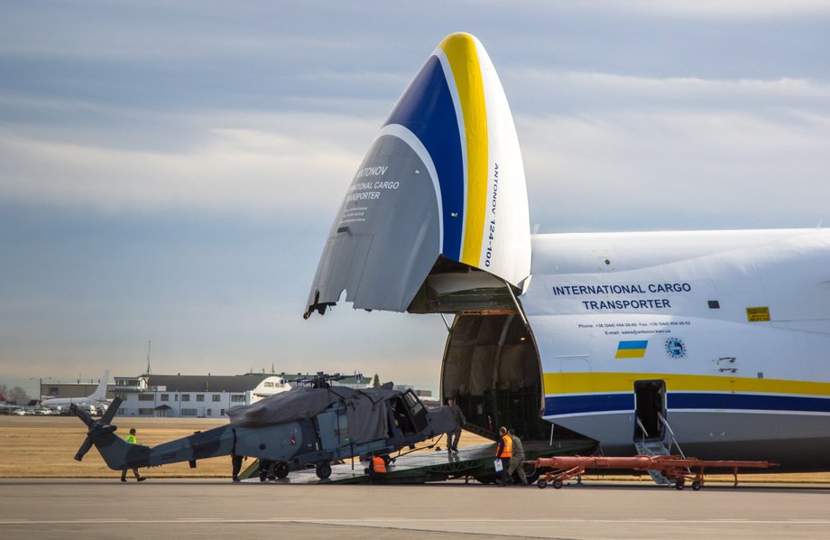 An-124 "Rusłan" przewozi w ładowniach np. śmigłowce