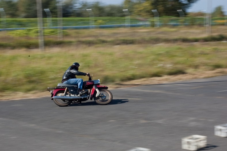 Polskie motocykle i samochody na torze FSO