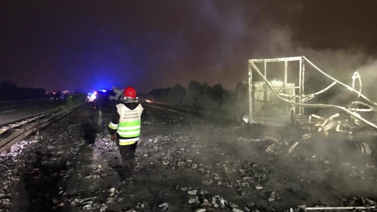 Resztki ciężarówki po pożarze na autostradzie A4