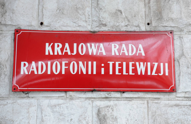 Sprawa kary dla TVN: Dlaczego decyzja o jej anulowaniu zapadła tak późno?