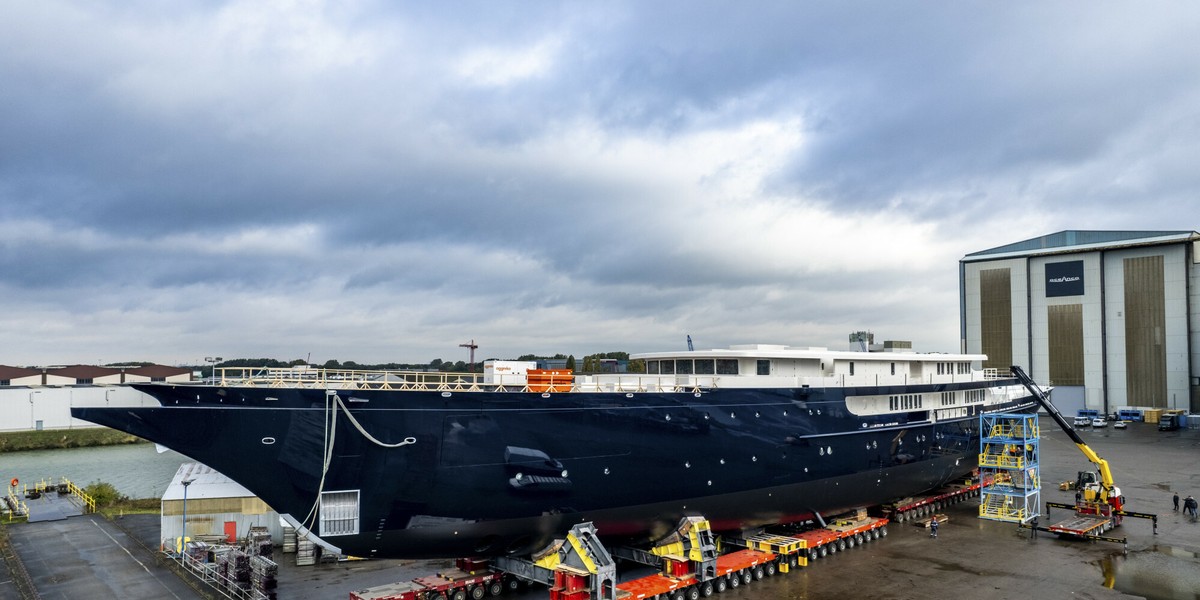 Jacht powstaje w miejscowości Zwijndrecht koło Rotterdamu