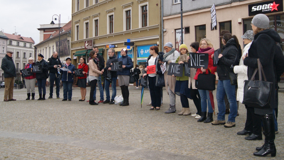 Po tym, jak bydgoski radny Rafał Piasecki zrzekł się mandatu, manifestacja "Bydgoszcz mówi NIE przemocy w rodzinie" wypadła skromniej niż przewidywano. Organizatorzy są jednak zadowoleni, że udało im się zwrócić uwagę mediów i mieszkańców na problem, który rzadko porusza się w publicznej dyskusji.