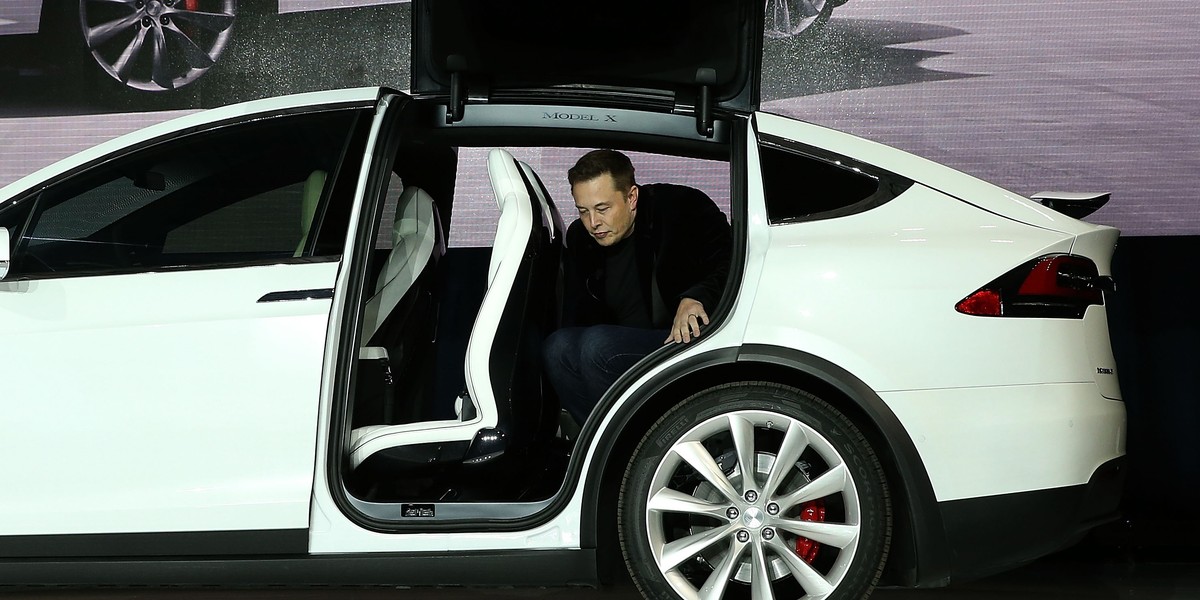 Elon Musk, prezes Tesli był ostatnio mocno krytykowany po wypadku Tesli na autopilocie, w którym zginął kierowca