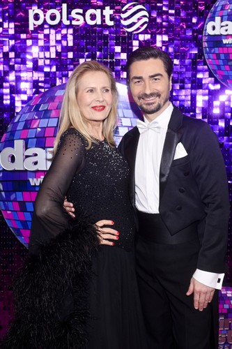 Grażyna Szapołowska tańczy z Janem Klimentem. Wyszła na parkiet w eleganckiej, zwiewnej sukni.