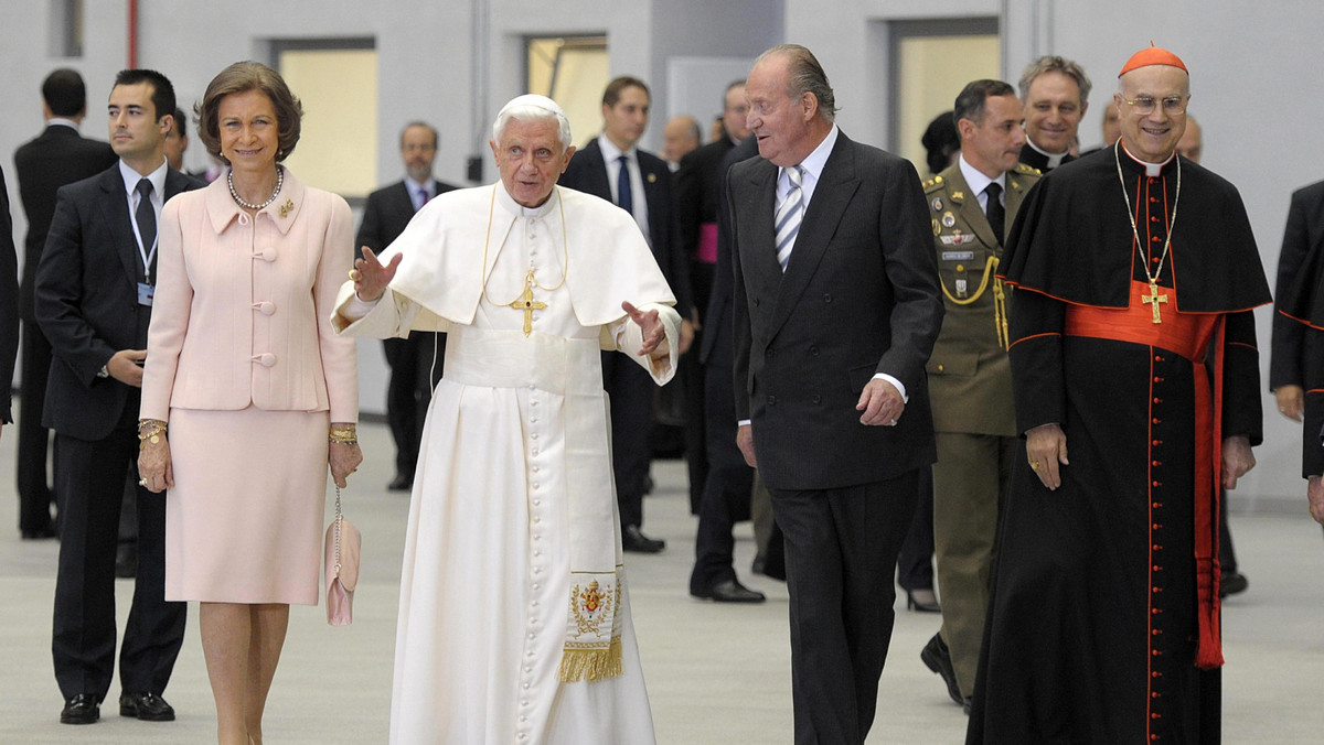 W przesłaniu do uczestników szczytu G20 w Seulu, czyli przywódców najbardziej rozwiniętych krajów, Benedykt XVI napisał: "świat na was patrzy" i zaapelował, by udowodnili, że "także dzięki kryzysowi gospodarczo-finansowemu człowiek dojrzał".