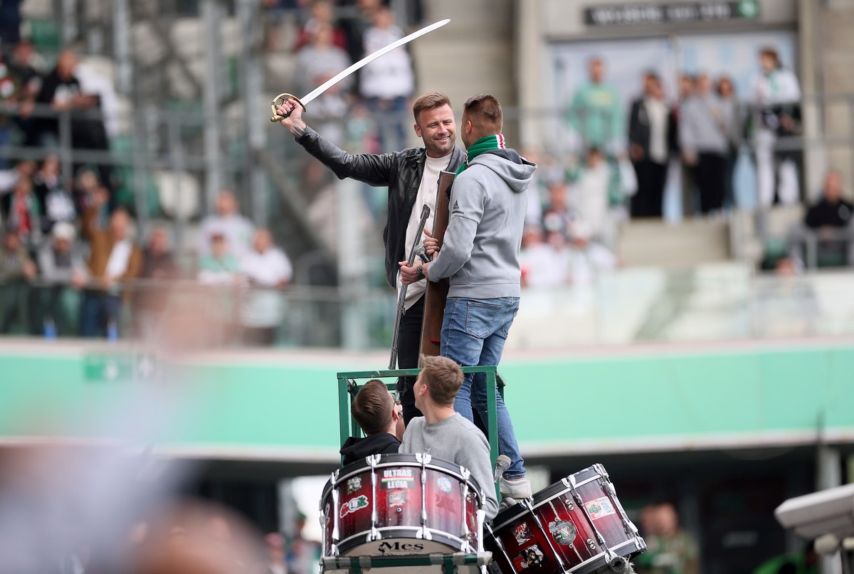Bramkarz Legii Warszawa Artur Boruc (L-góra) z kibicami na "Żylecie" podczas meczu ostatniej kolejki piłkarskiej Ekstraklasy z Cracovią