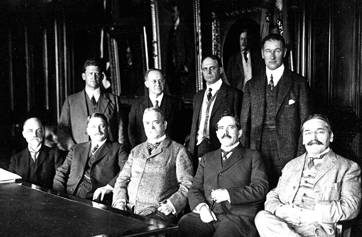 Prvi sastanak Nacionalnog savetodavnog komiteta za vazduhoplovstvo 1915. godine (Pupin sedi prvi zdesna)